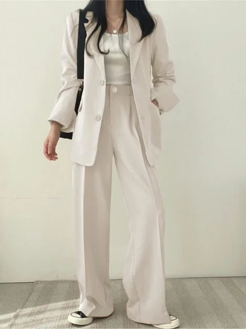 Elegant damkostym Zoe, stilrent figursytt set med byxor och kavaj för en komplett look.