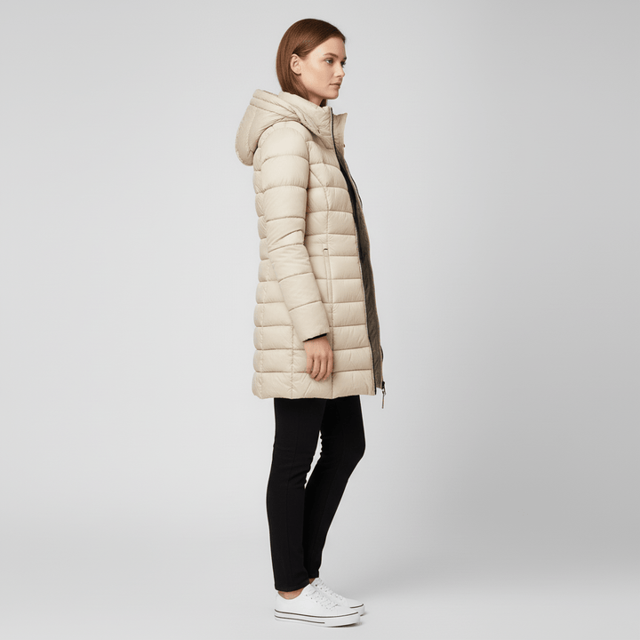 Modern figursydd damjacka Sofia. Varm och elegant parkas, perfekt som vardagsjacka under höst/vinter.