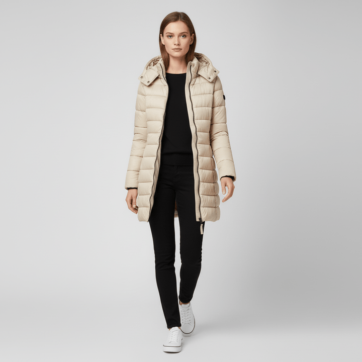 Värmande vinterjacka Sofia för damer. Figursydd parkas som skyddar mot kyla. Stilrent ytterplagg.