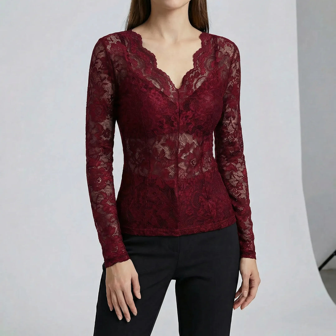 Modern figurnära spetsblus för kvinnor. En elegant och bekväm vardagsblus med korta ärmar, modell Chloe.