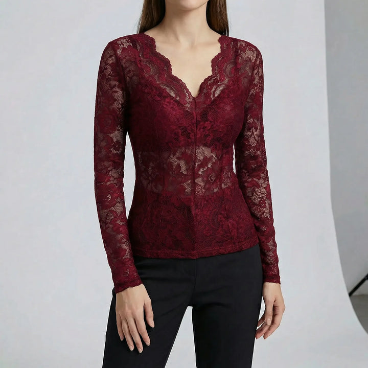 Modern figurnära spetsblus för kvinnor. En elegant och bekväm vardagsblus med korta ärmar, modell Chloe.