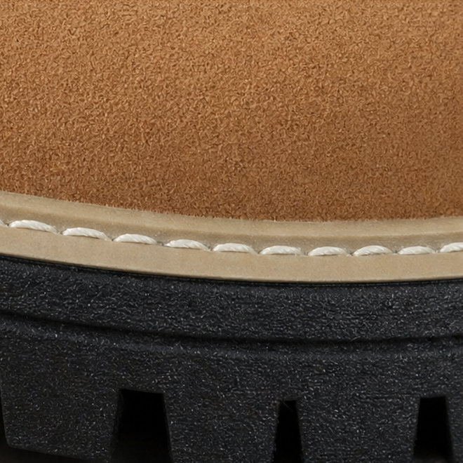 Trendiga slip-on skor med grov sula visade i en annan vinkel