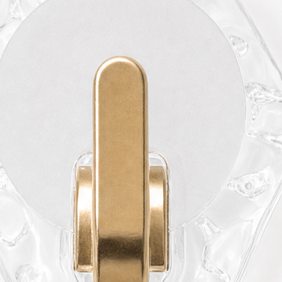 Närbild på guldiga självlimmande krokar med sexkantig design för heminredning