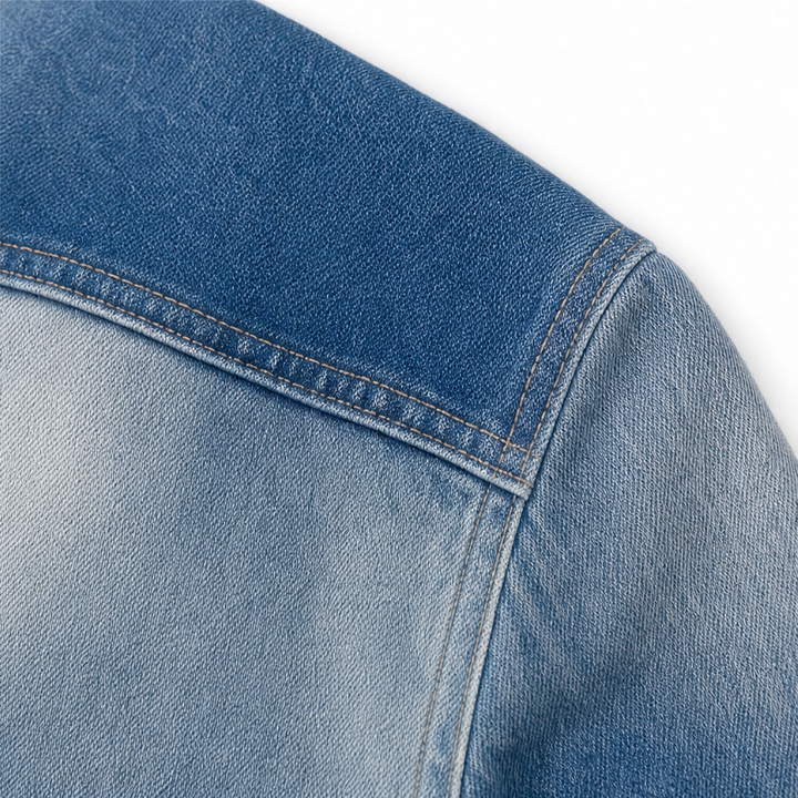 Snygg långjacka för dam i mörkblå denim hängande på klädhängare