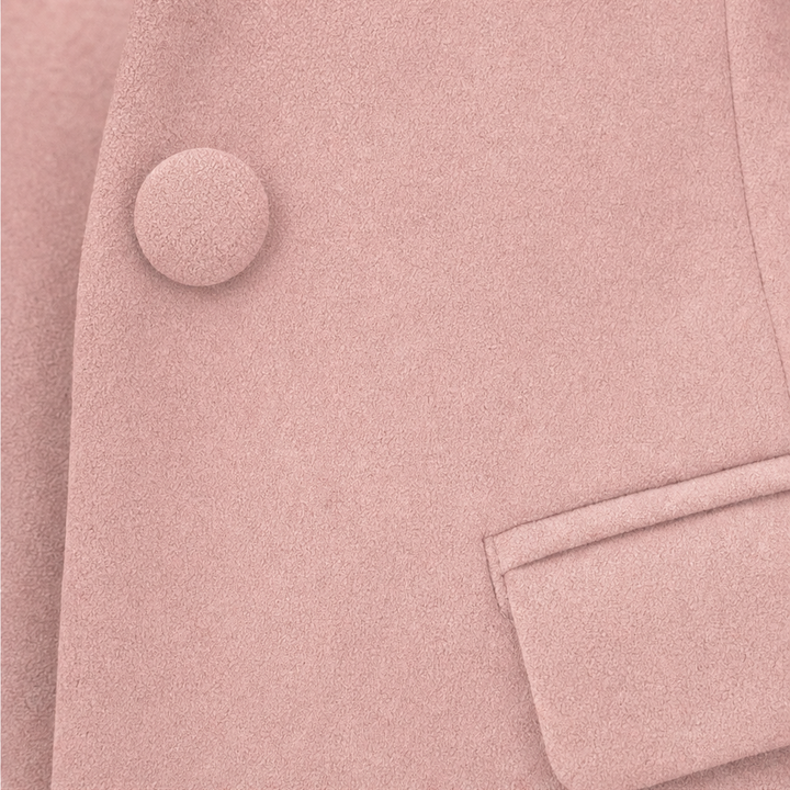 Detaljbild på krage och slag på den rosa damkavajen för modemedvetna