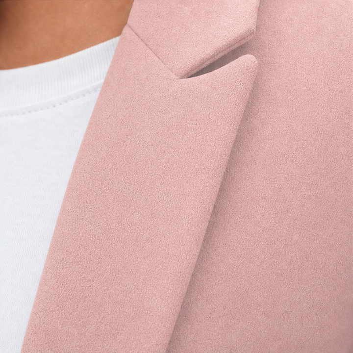 Kort rosa kavaj med klassisk krage och knäppning för en trendig look