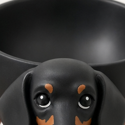 Stilren skulptur med hund som fungerar som smart förvaring i hallen