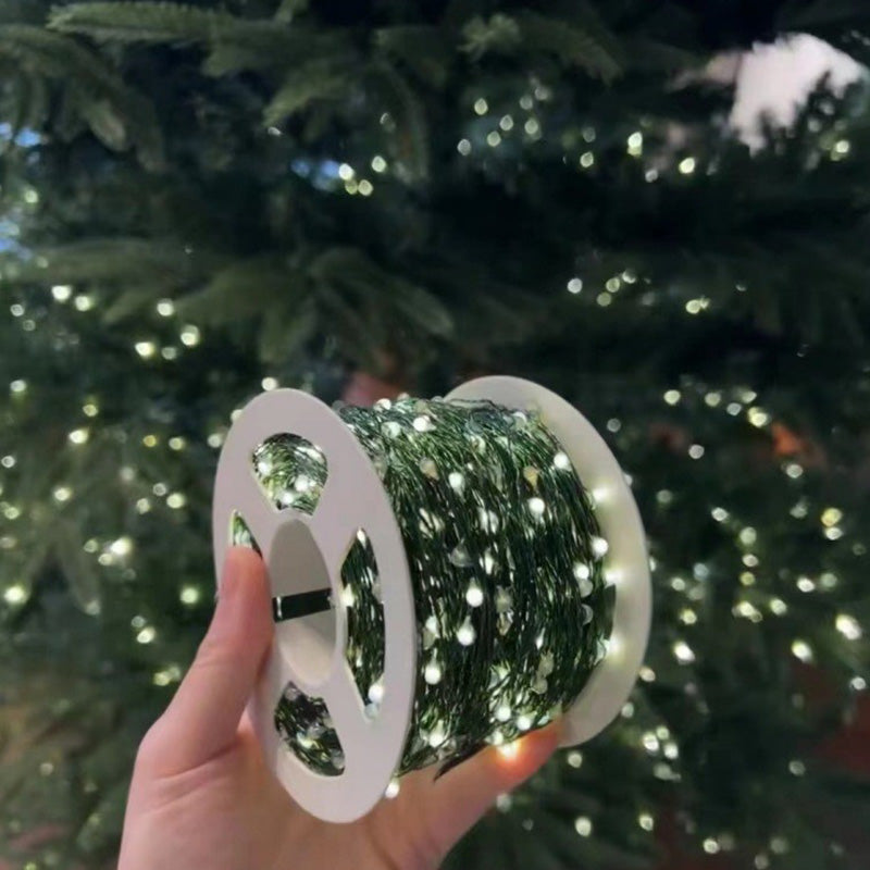 Fjärrstyrt LED-ljusslinga med stjärnhimmelseffekt för julgran, skapar en magisk belysning.