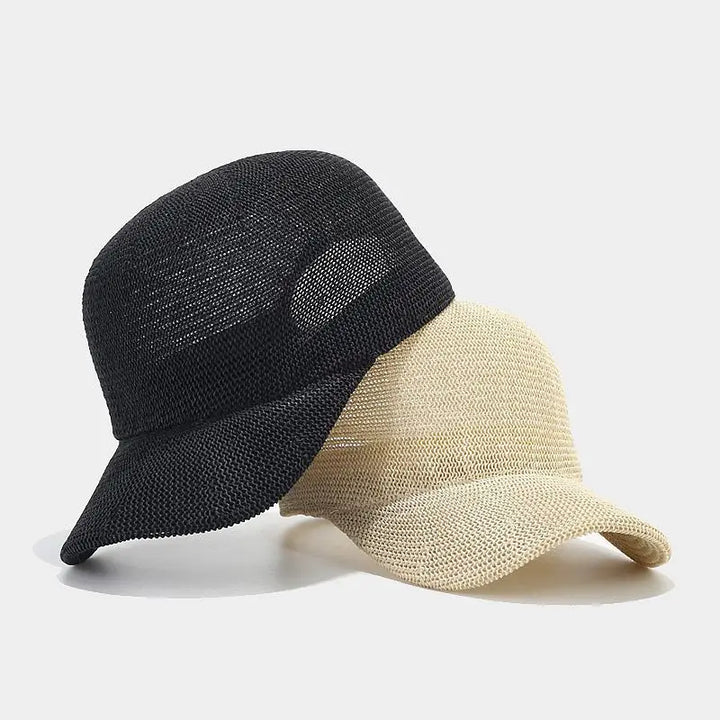 Trendig sommarhatt, flätad design med bred skärm. Skyddar mot solen med stil under varma dagar.