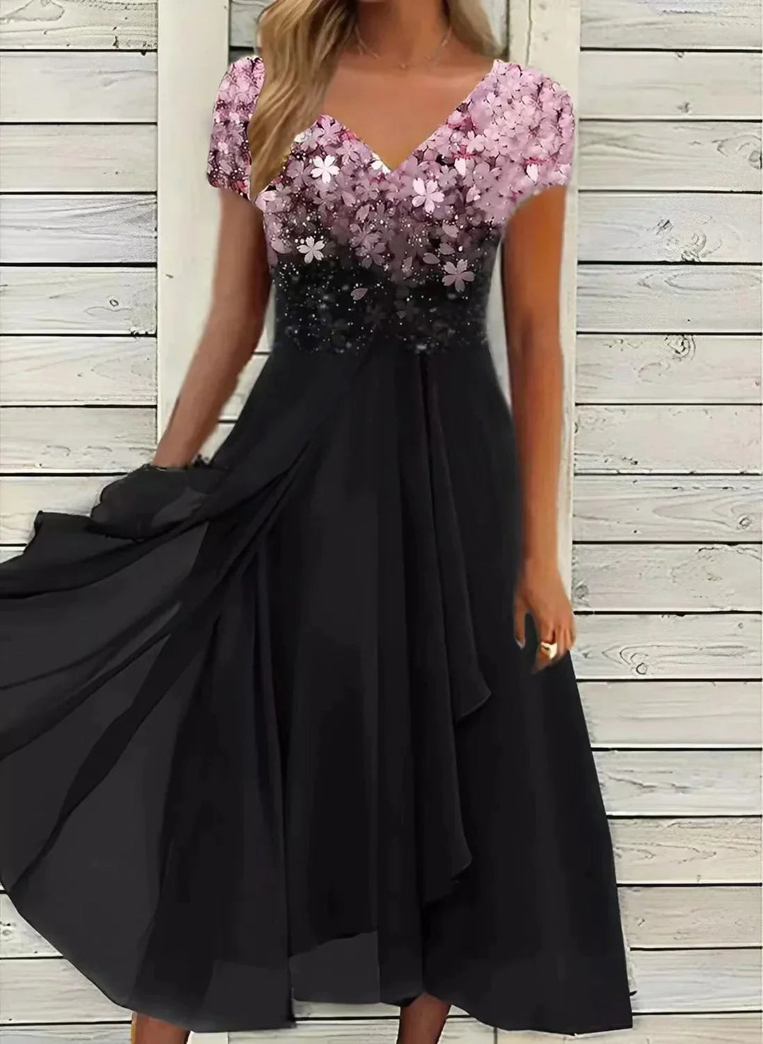 Elegant fladdrande midiklänning. Kortärmad dam sommarklänning, perfekt för en bekväm och stilren look.