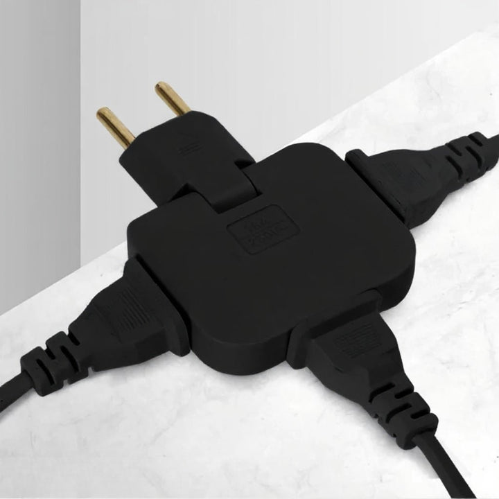 Platt vägguttag adapter placerad i trångt utrymme nära golvlist