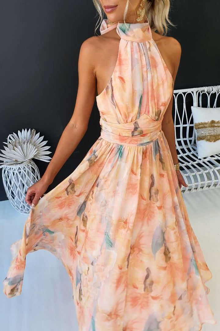 Elegant orange maxiklänning med hög hals och vackert blommönster som visas framifrån.