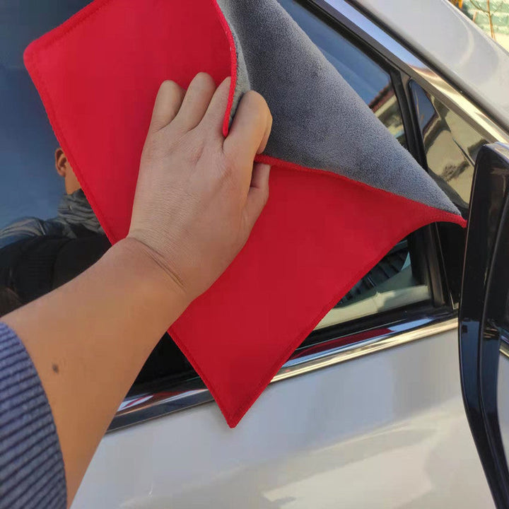 "Fluffig mikrofiberhandduk, 30x30cm, absorberande, perfekt för biltvätt, finns i kaffe, grå, beige, och röd färg."