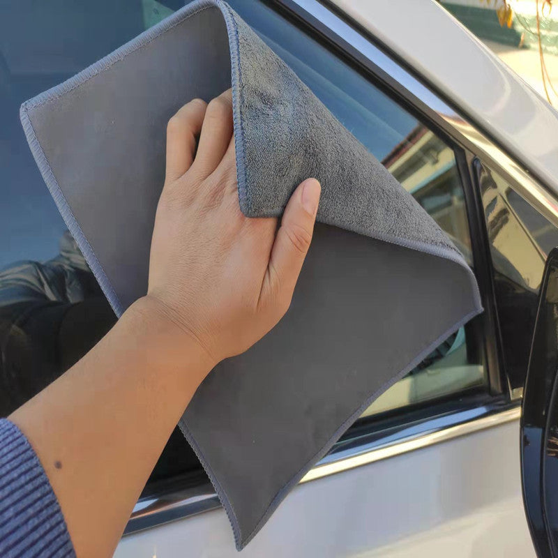 "Fluffig mikrofiberhandduk, 30x30cm, absorberande, perfekt för biltvätt, finns i kaffe, grå, beige, och röd färg."