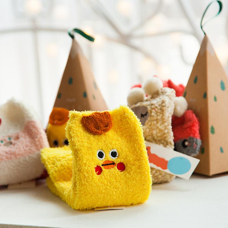 "Fluffiga julstrumpor i korallfleece, 4-pack, varma och mysiga, idealiska för vintern. Accessoar för tjejer och damer."