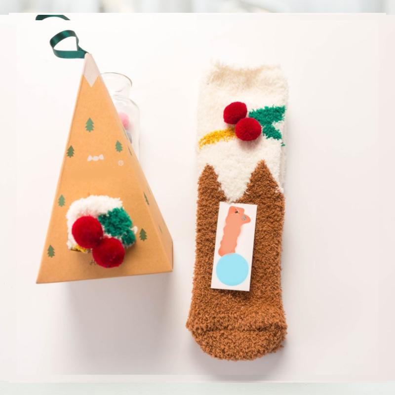 "Fluffiga julstrumpor i korallfleece, 4-pack, varma och mysiga, idealiska för vintern. Accessoar för tjejer och damer."