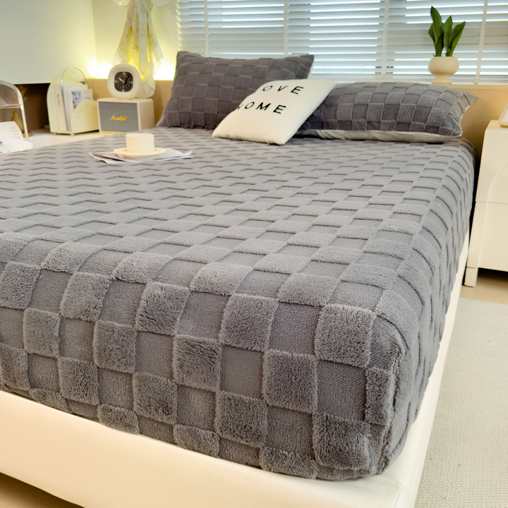 Mjukt, fluffigt spännlakan i polyester, perfekt för kalla vinterkvällar och mysigt sovrum.