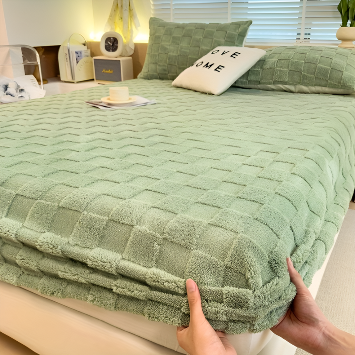 Elegant fluffigt vinterlakan i polyester, ger värme och stil till sovrummets inredning.