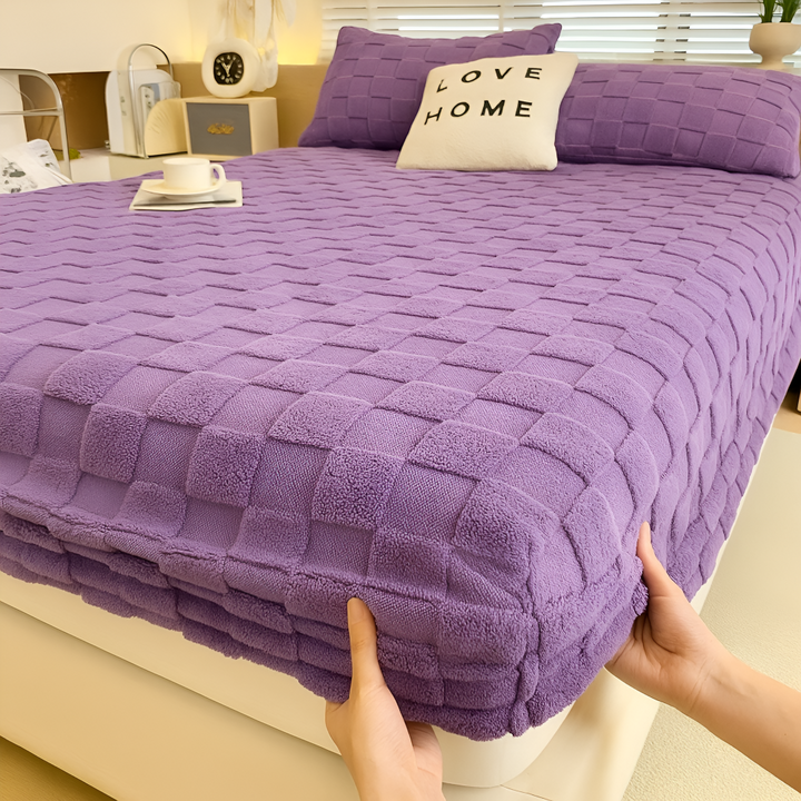 Känn värmen med detta fluffiga polyester spännlakan, perfekt för avkoppling under vintern.