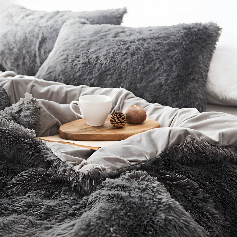 Detaljbild FlufFur täcke, närbild av det lyxigt mjuka tyget för maximal komfort.