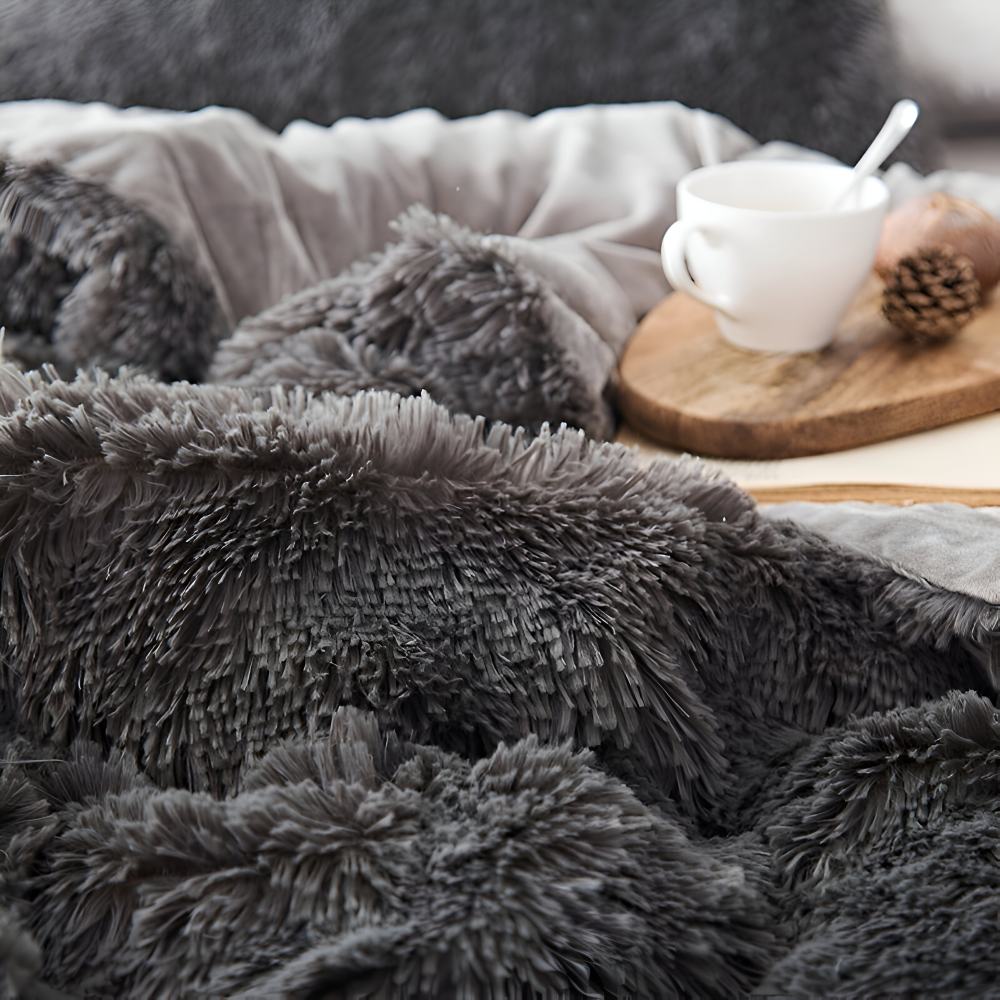 FlufFur sängkläder set i elegant design, perfekt för stilren sovrumsinredning.