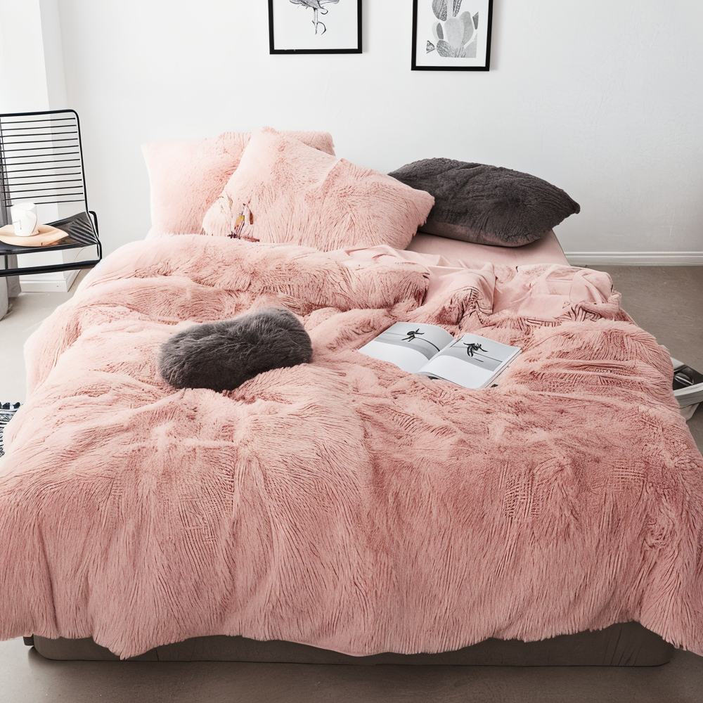 Hopvikt FlufFur täcke, visar fluffighet och mjukhet, redo för användning.