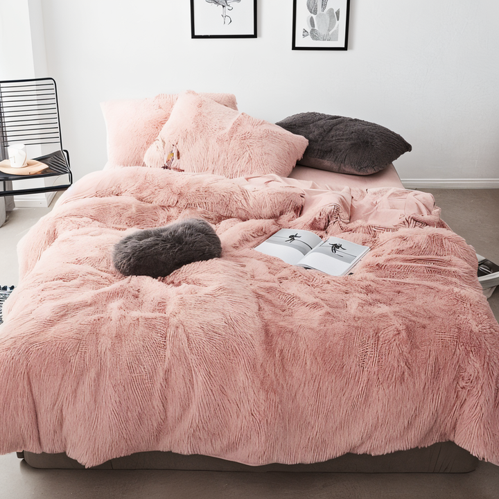 Hopvikt FlufFur täcke, visar fluffighet och mjukhet, redo för användning.