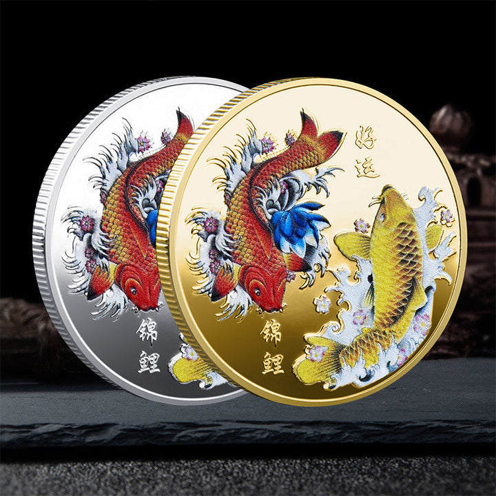 "Förgylld Feng Shui Tur Mynt framsida med Koi-fiskar; symboliserar lycka och rikedom, vacker metallfinish."