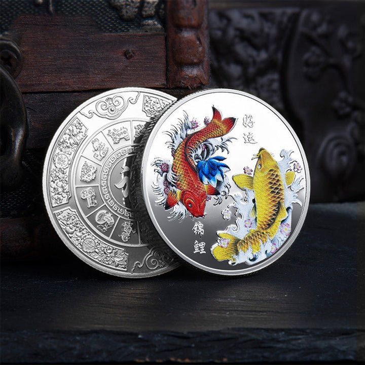 "Förgylld Feng Shui Tur Mynt framsida med Koi-fiskar; symboliserar lycka och rikedom, vacker metallfinish."