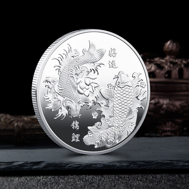 "Förgylld Feng Shui Tur Mynt framsida med Koi-fiskar; symboliserar lycka och rikedom, vacker metallfinish."
