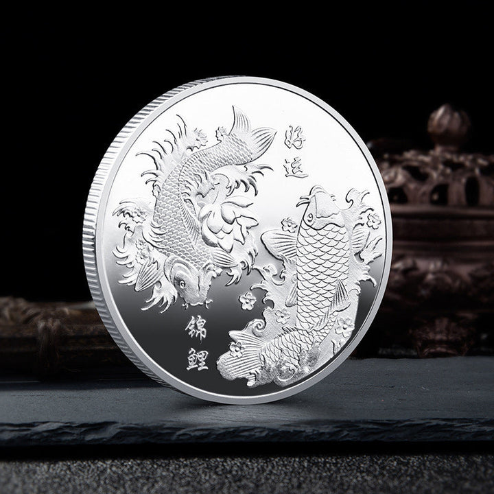 "Förgylld Feng Shui Tur Mynt framsida med Koi-fiskar; symboliserar lycka och rikedom, vacker metallfinish."