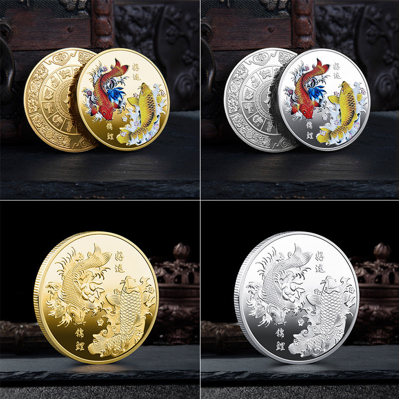 "Förgylld Feng Shui Tur Mynt framsida med Koi-fiskar; symboliserar lycka och rikedom, vacker metallfinish."