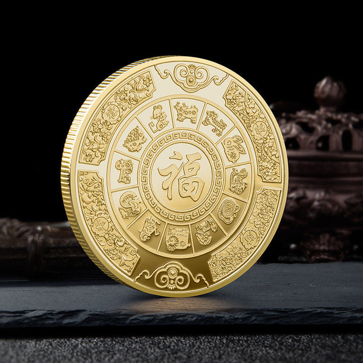 "Förgylld Feng Shui Tur Mynt framsida med Koi-fiskar; symboliserar lycka och rikedom, vacker metallfinish."