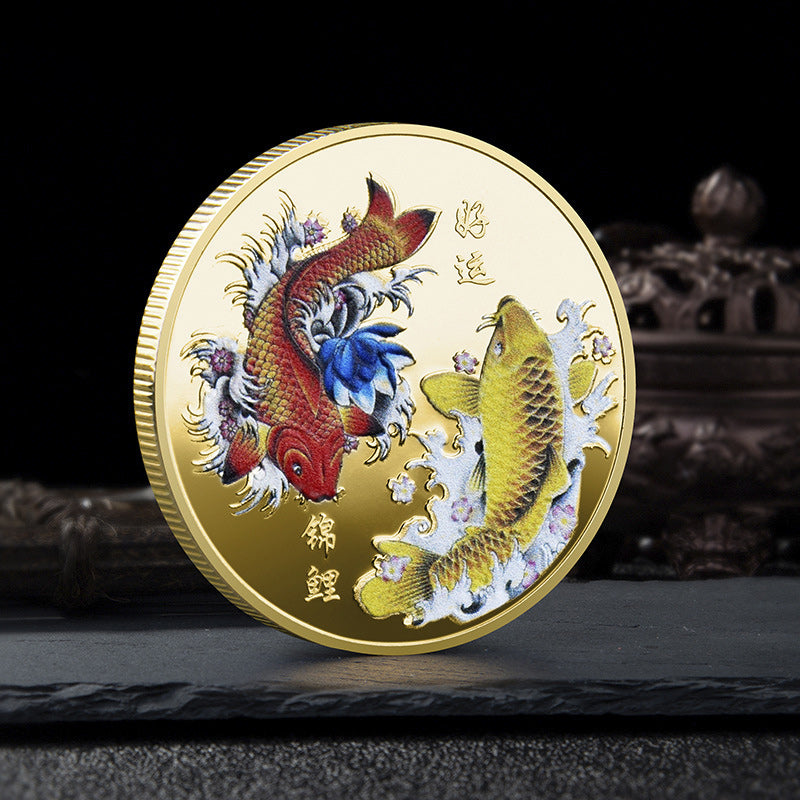 "Förgylld Feng Shui Tur Mynt framsida med Koi-fiskar; symboliserar lycka och rikedom, vacker metallfinish."