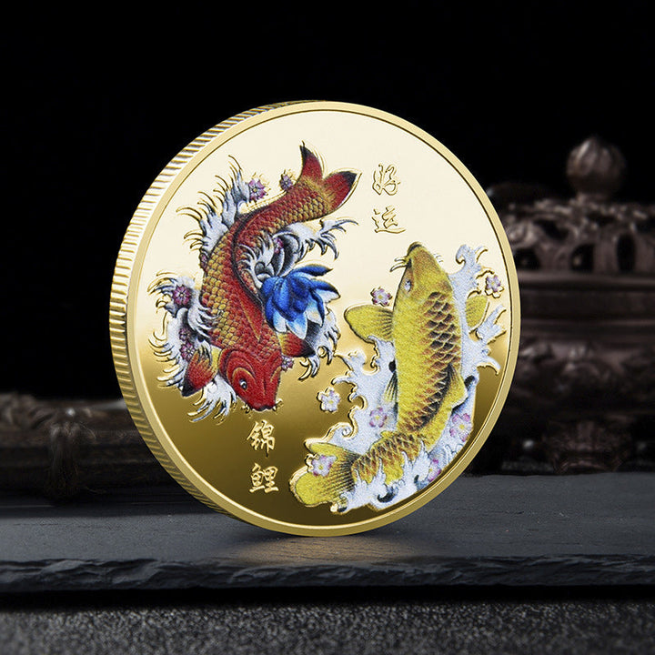 "Förgylld Feng Shui Tur Mynt framsida med Koi-fiskar; symboliserar lycka och rikedom, vacker metallfinish."