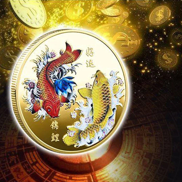 "Förgylld Feng Shui Tur Mynt framsida med Koi-fiskar; symboliserar lycka och rikedom, vacker metallfinish."