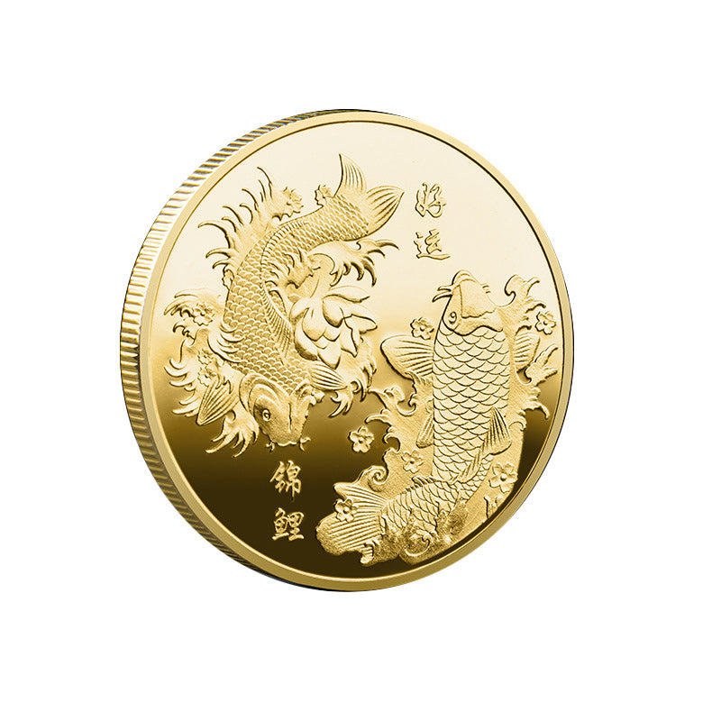 "Förgylld Feng Shui Tur Mynt framsida med Koi-fiskar; symboliserar lycka och rikedom, vacker metallfinish."