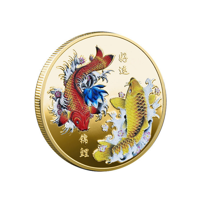 "Förgylld Feng Shui Tur Mynt framsida med Koi-fiskar; symboliserar lycka och rikedom, vacker metallfinish."