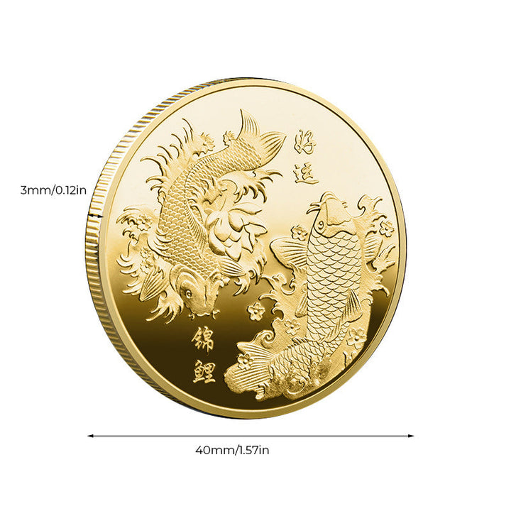 "Förgylld Feng Shui Tur Mynt framsida med Koi-fiskar; symboliserar lycka och rikedom, vacker metallfinish."