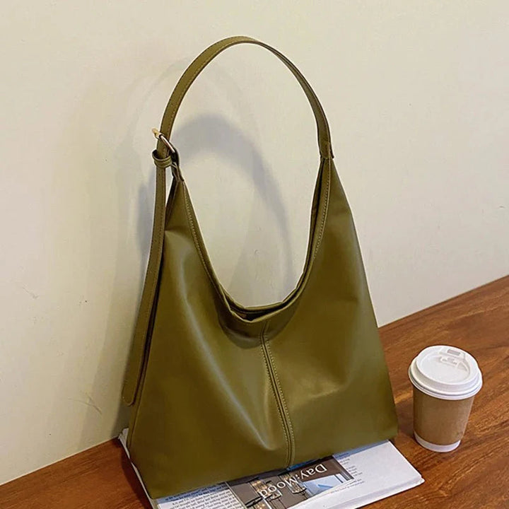 Vintage damväska med rymlig design och klassiska detaljer i läderlook