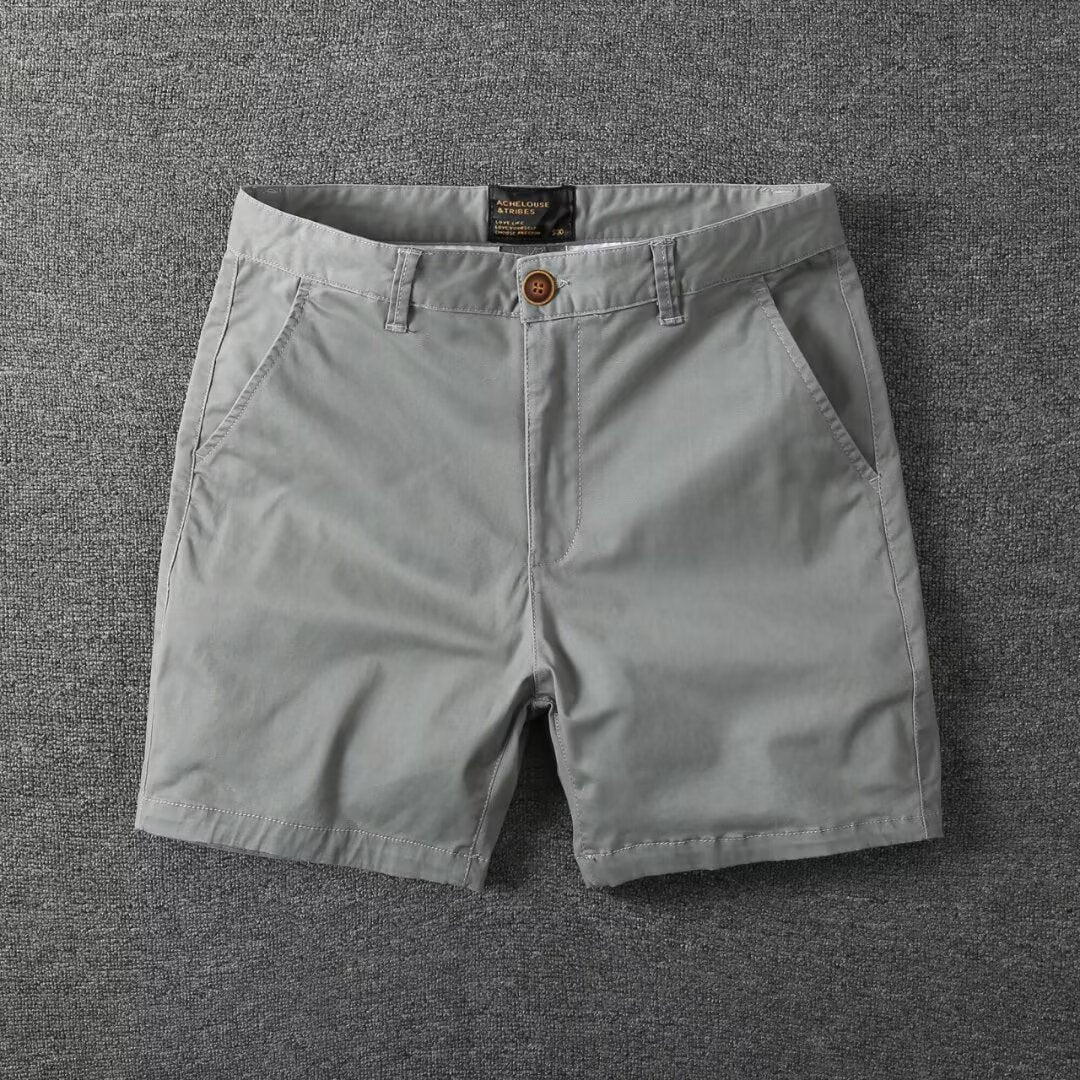 Moderna sommarbyxor för män i korta modell och bekväm slim fit stil