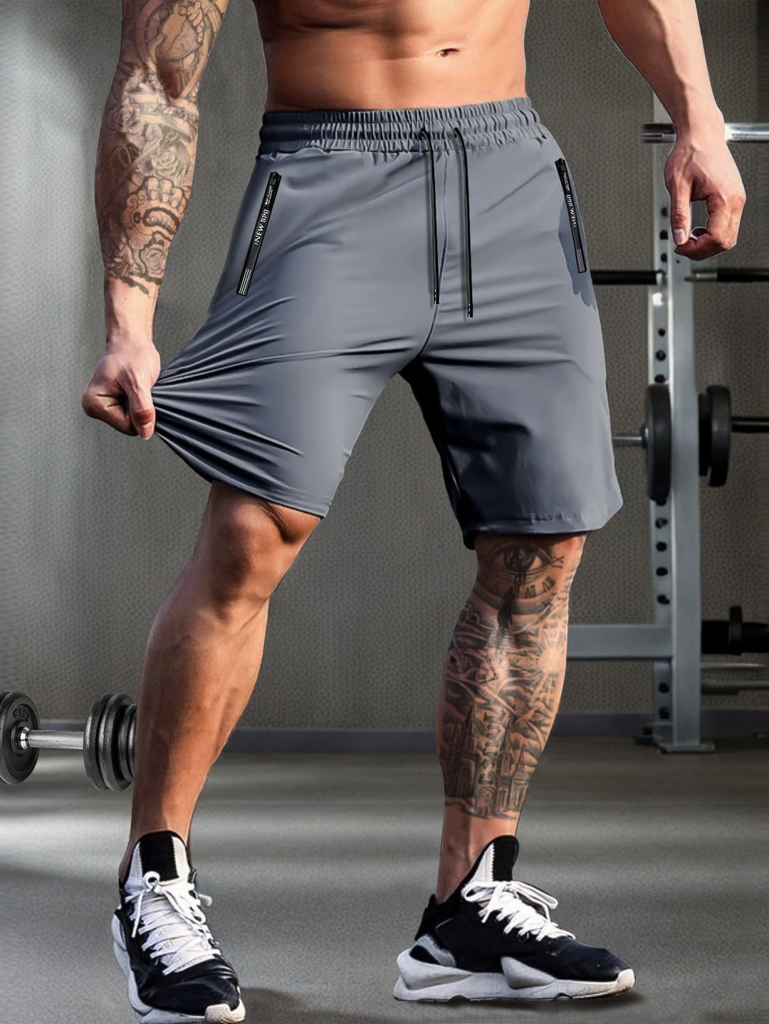 Grå sportiga herrshorts med modern avsmalnande design och dragkedjefickor