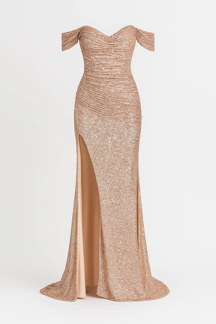 Glamorös damklänning i guld med off shoulder och drapering