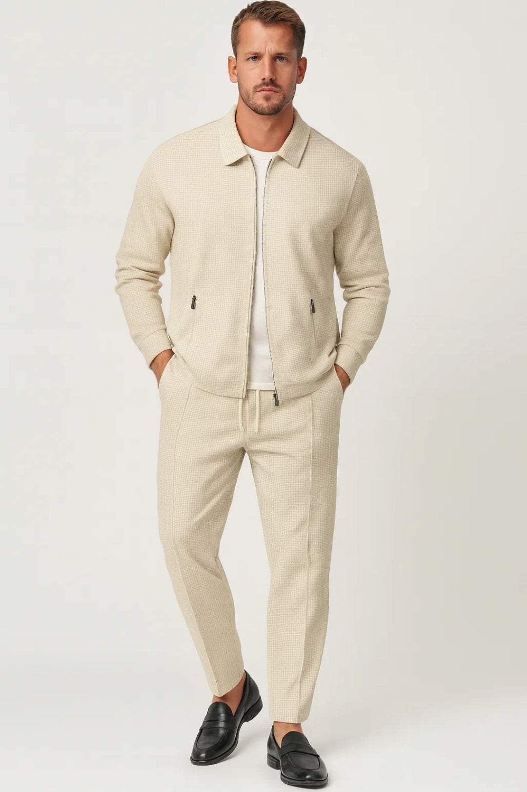 Man i beigefärgat slimfit herrset med stilren design