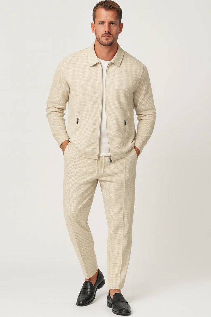 Man i beigefärgat slimfit herrset med stilren design