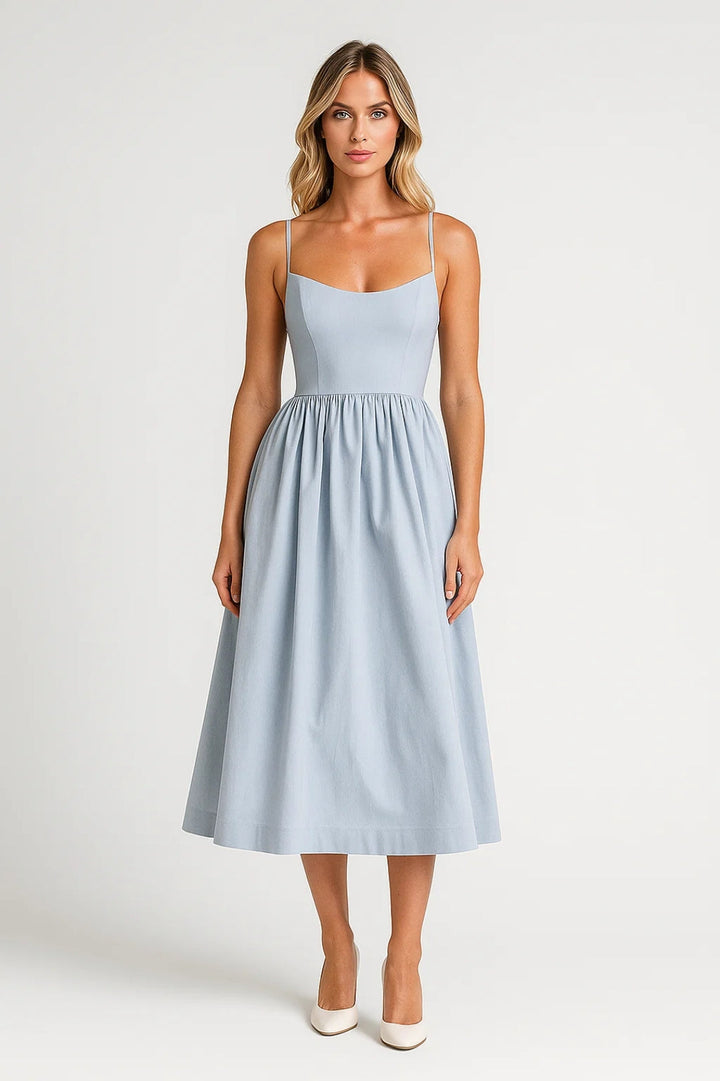 Elegant damklänning i utsvängd modell, perfekt som sommarklänning och midiklänning för fest.