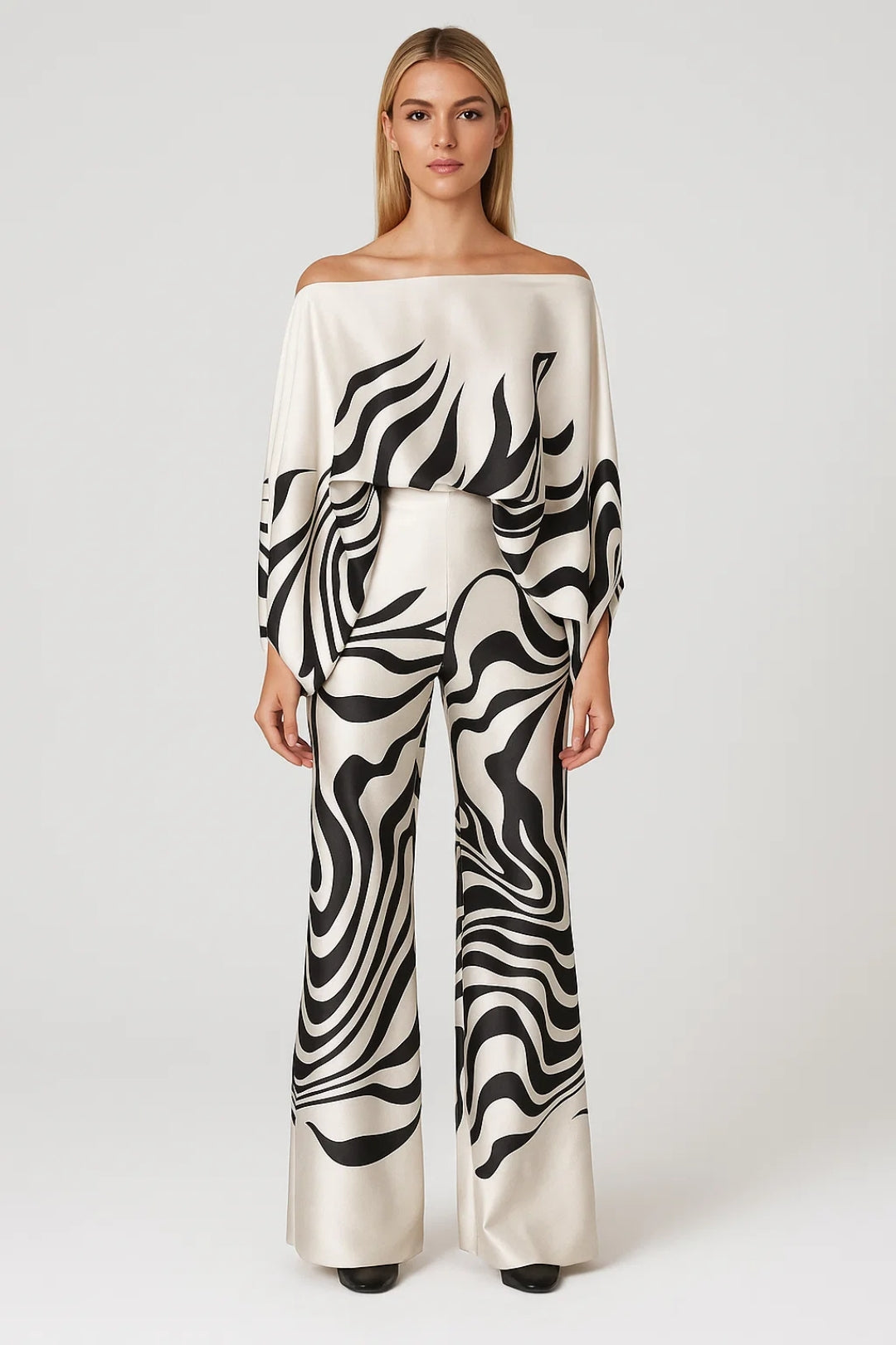 Modell bär svart-vitt mönstrat damset med off shoulder-topp