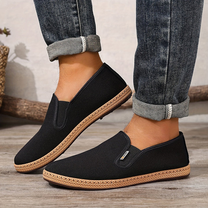 Snygga svarta slip-on skor för män i en modern och avslappnad miljö