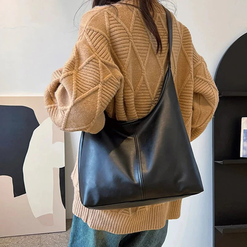 Elegant handväska i vintagestil med praktiska fack och bärhandtag