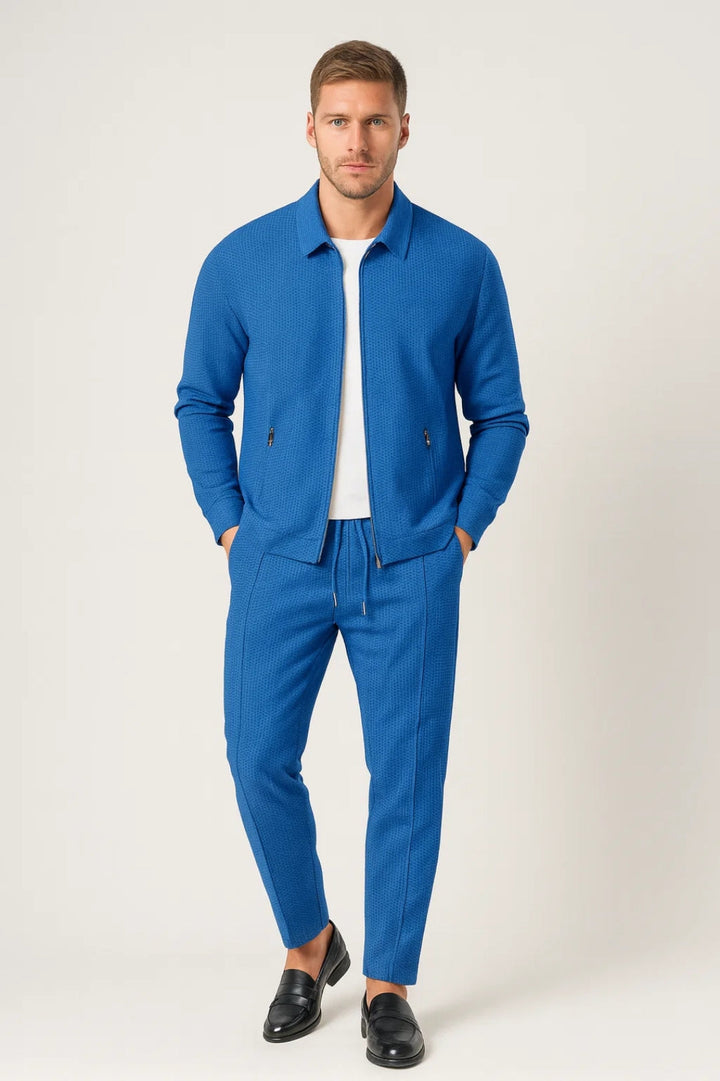 Man i blått slimfit herrset för en modern look